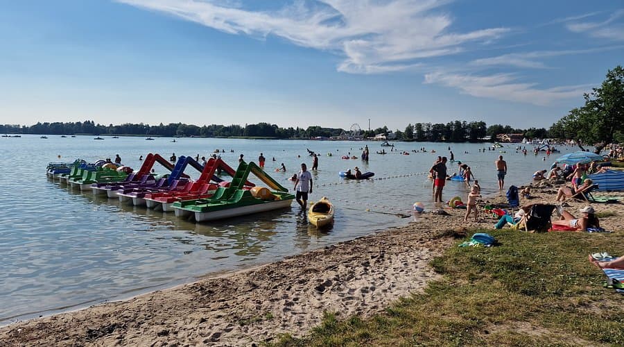 Plaża w Okunince — rowery wodne i kąpiący się przy Jeziorze Białym