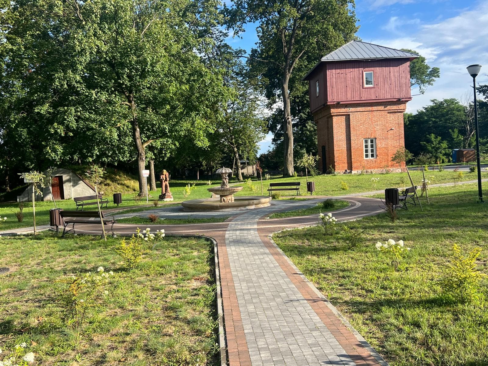 Stacja Uhrusk — zabytkowy dworzec z wieżą ciśnień i parkiem