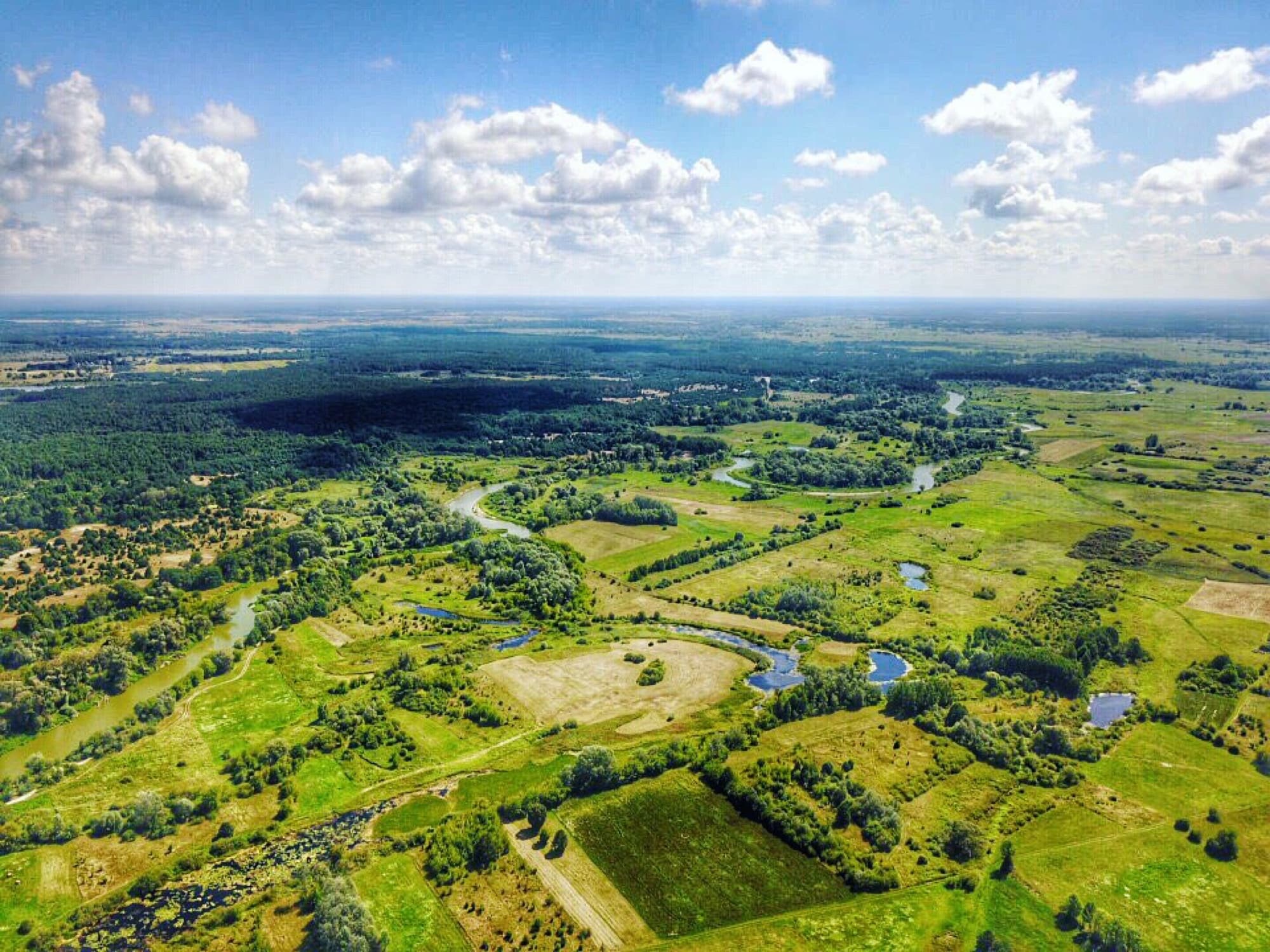Dolina Bugu — rozlegla panorama z drona latem
