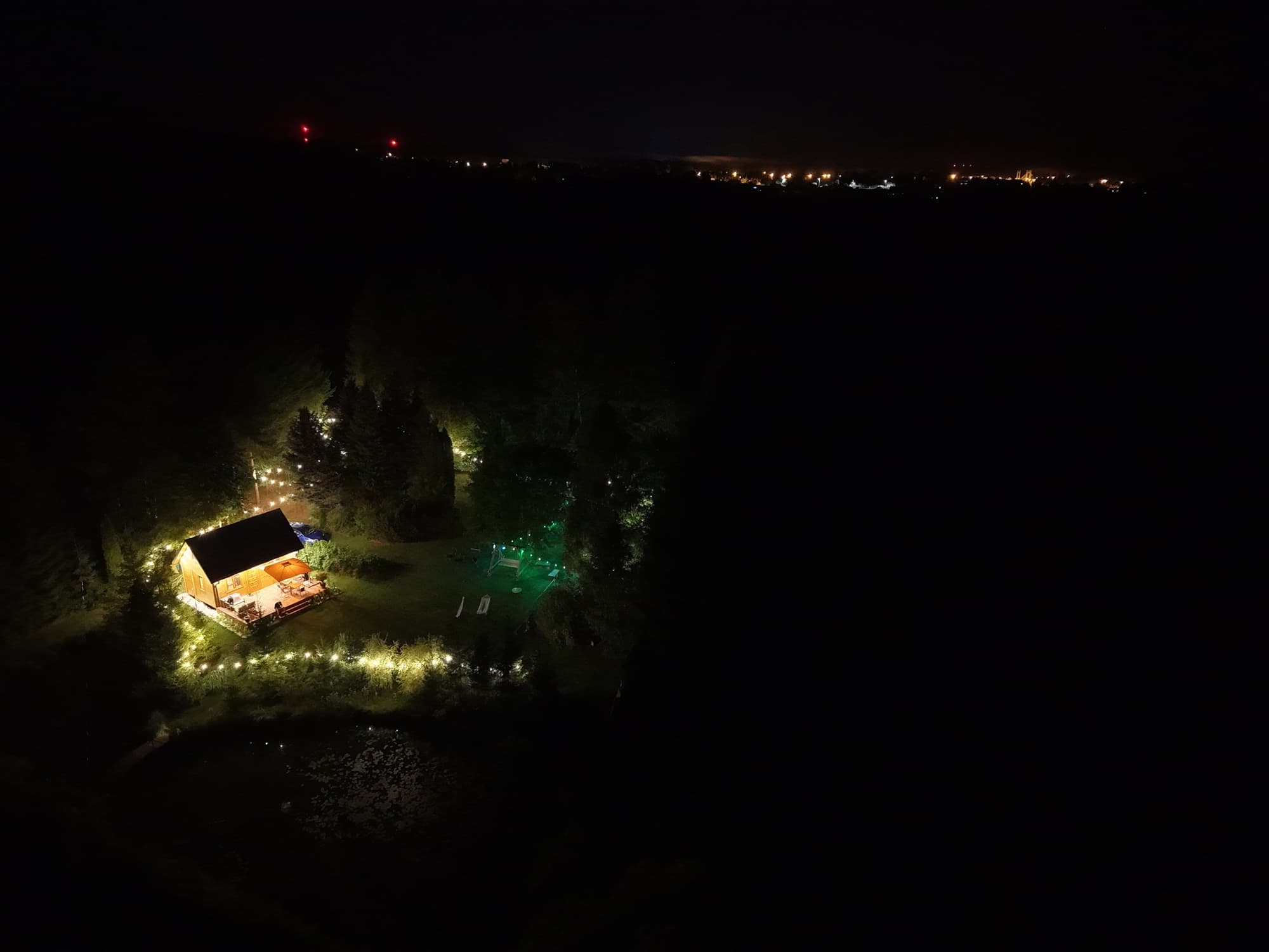 Domek nocą — szeroki widok z drona