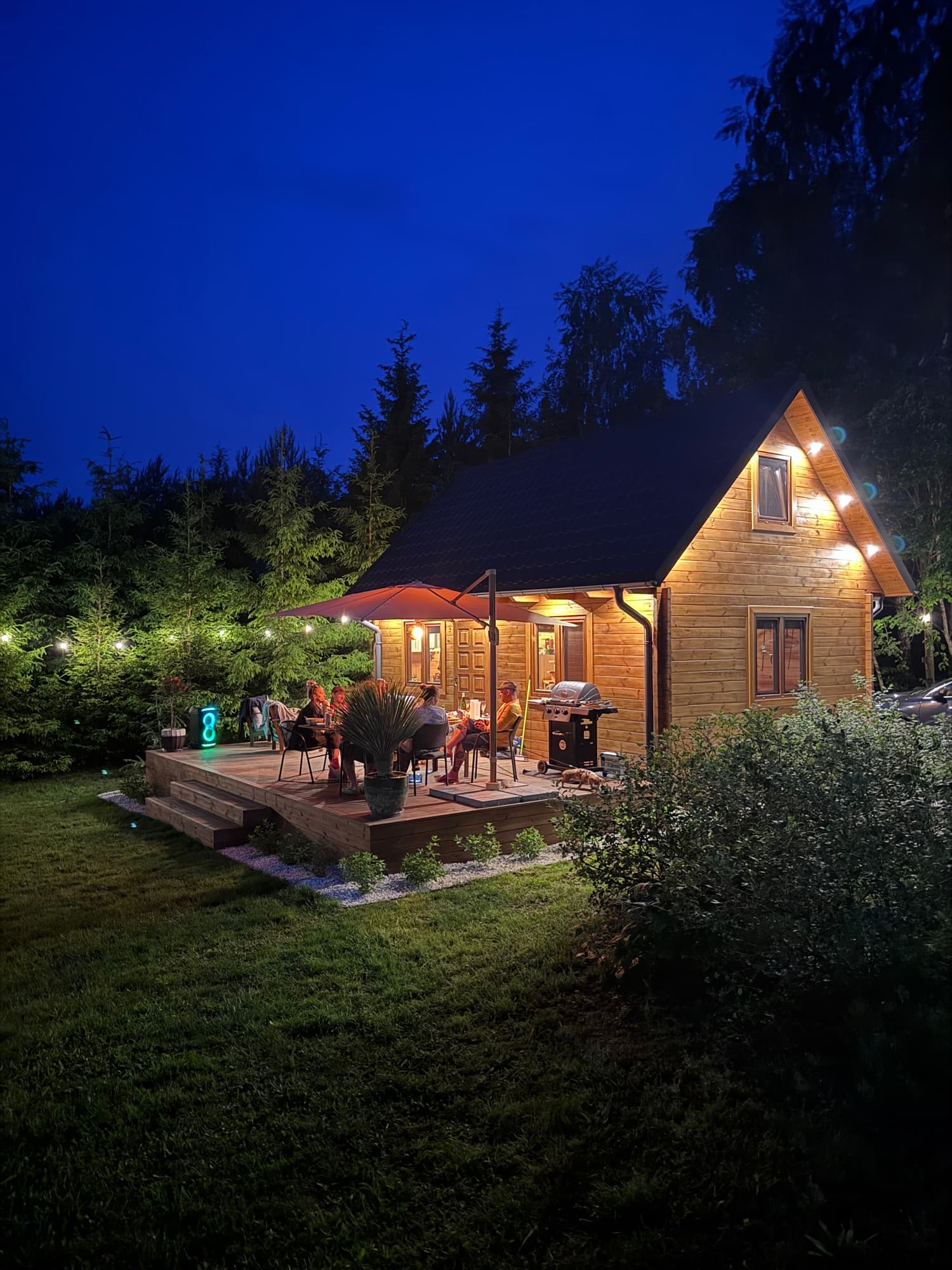 Domek i taras oswietlone nocą