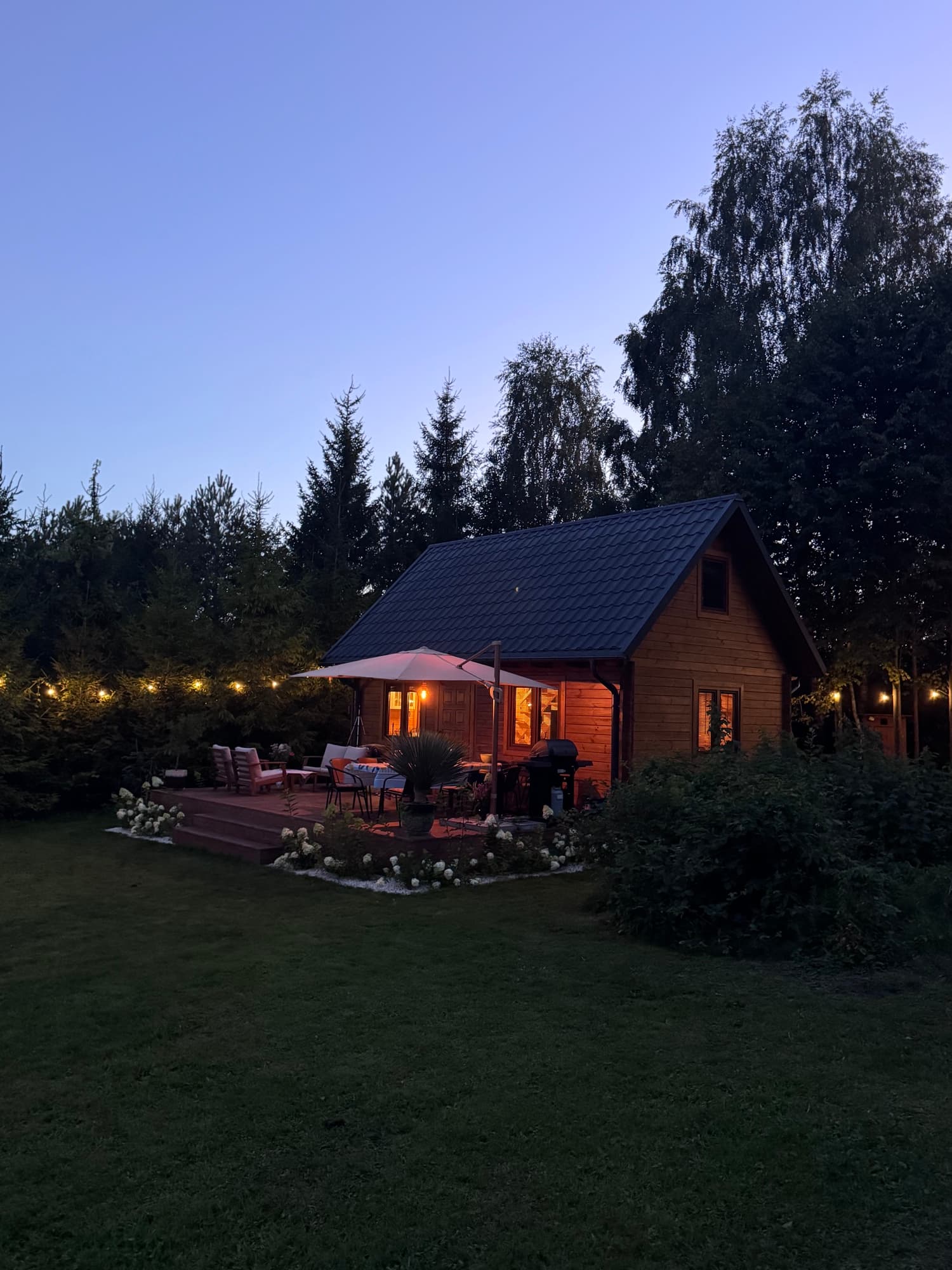 Domek o zmierzchu z girlandami