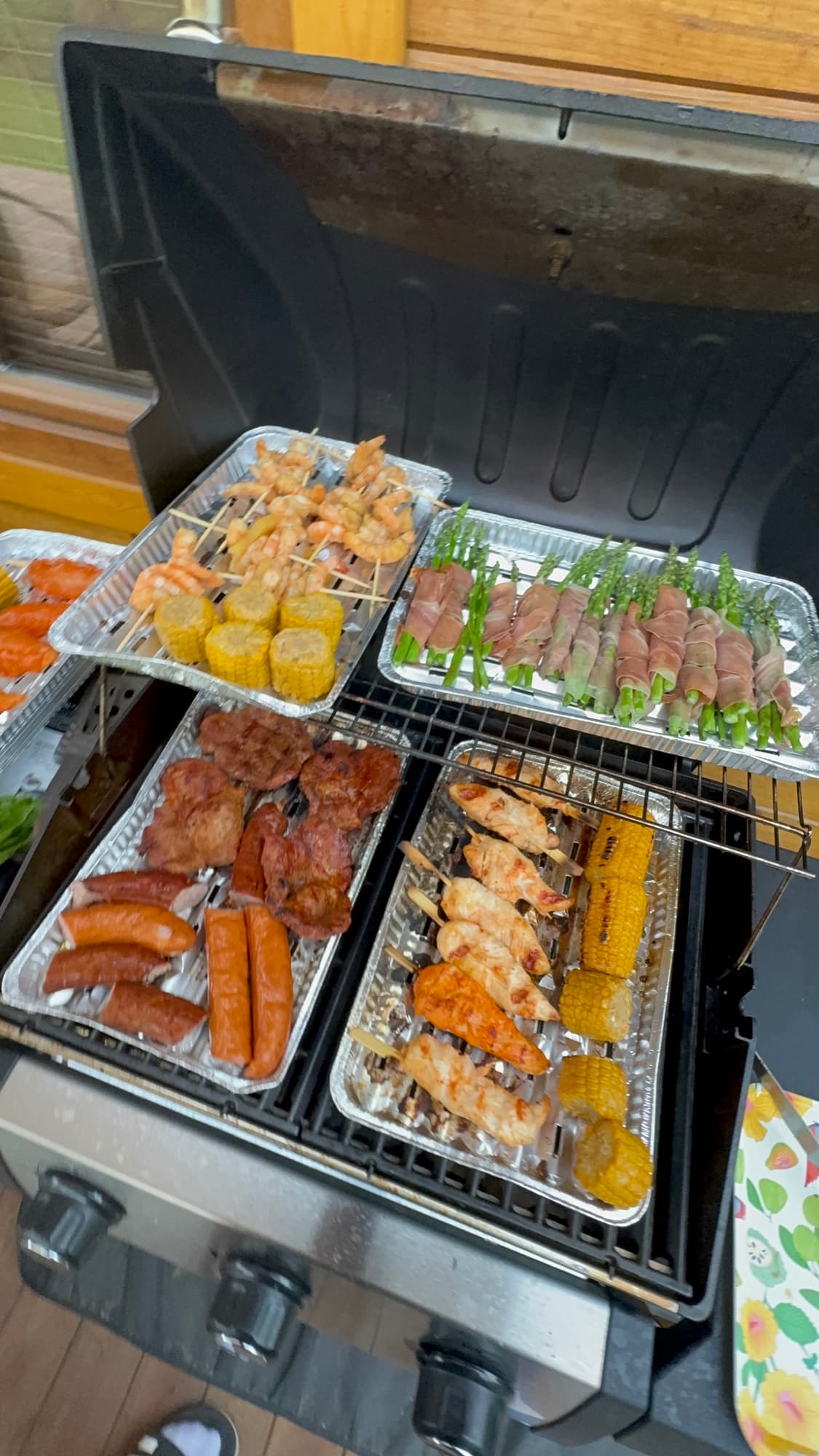 Grillowane miesa i kielbasy — biesiada na tarasie