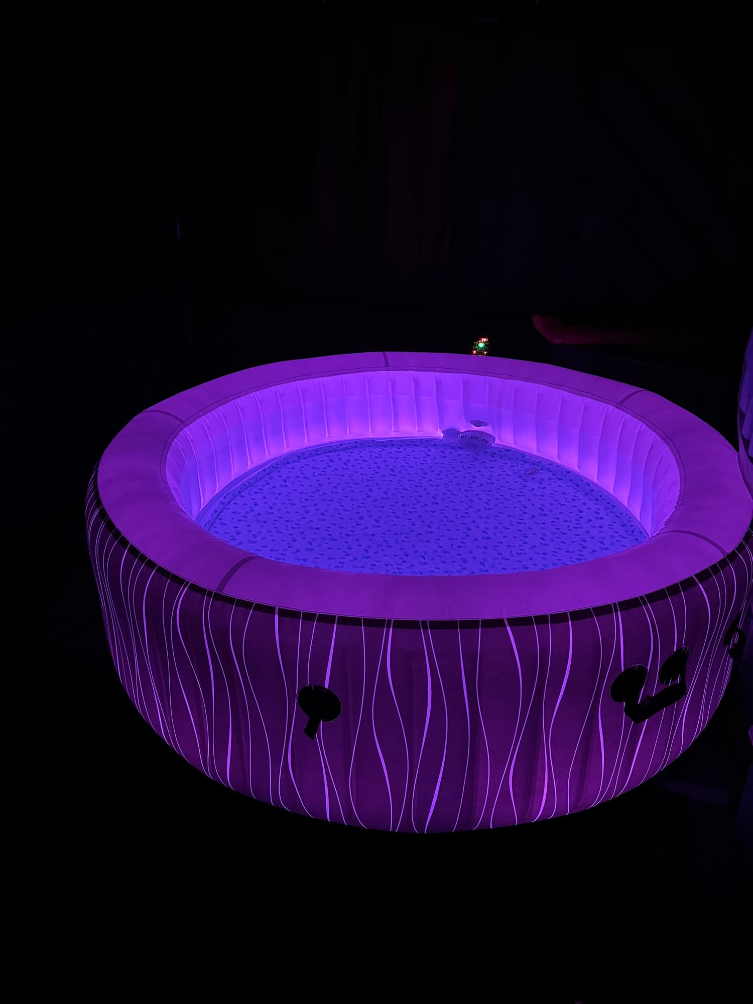 Jacuzzi z fioletowym podswietleniem noca