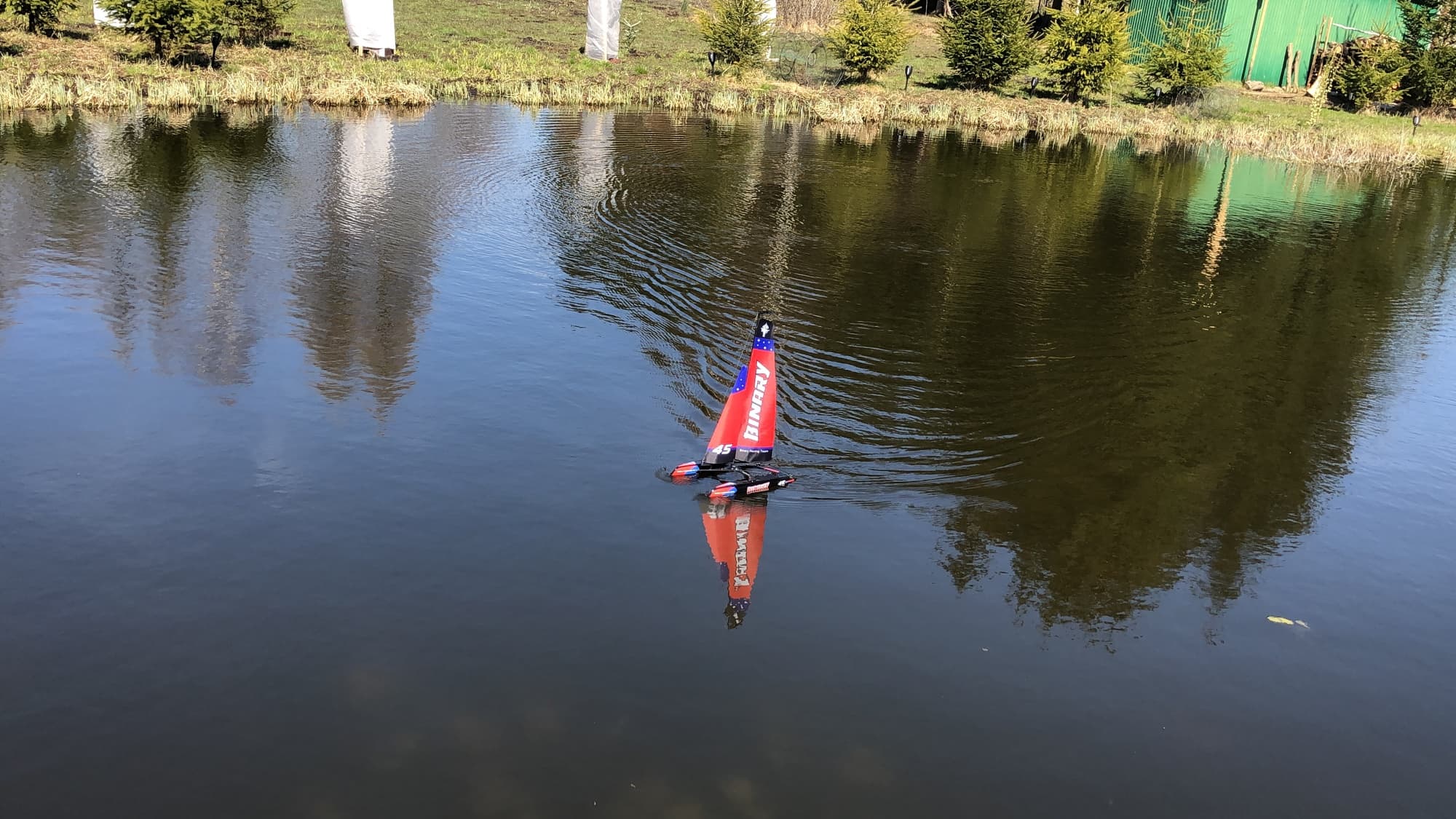 Modelowa lodka RC plywajaca po stawie