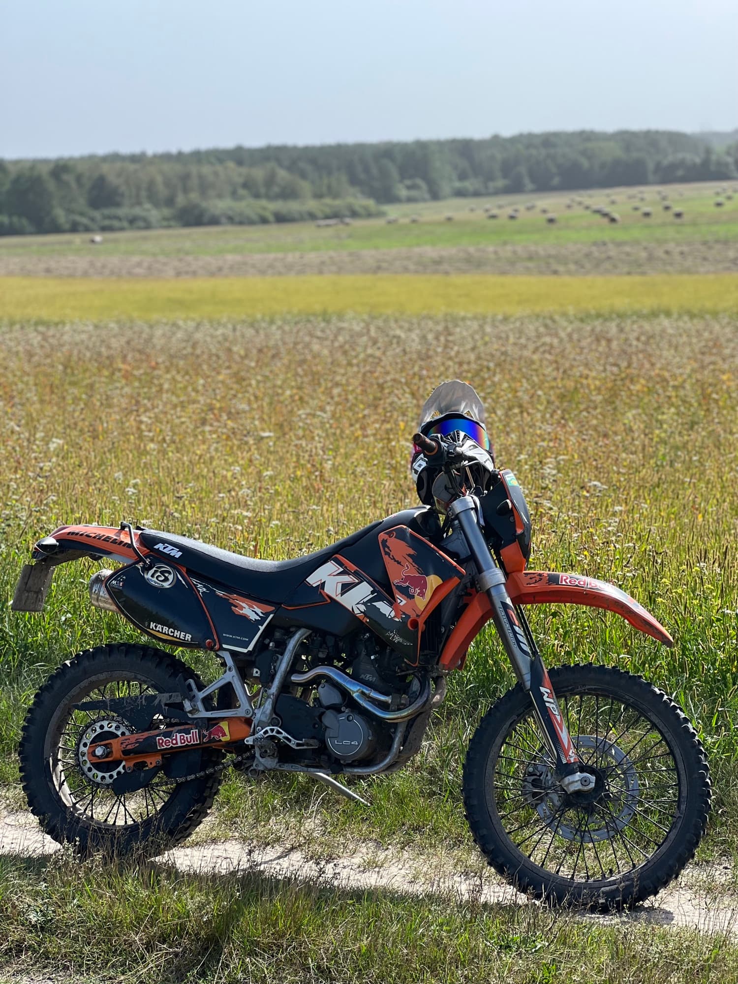 Motocykl terenowy KTM na polu