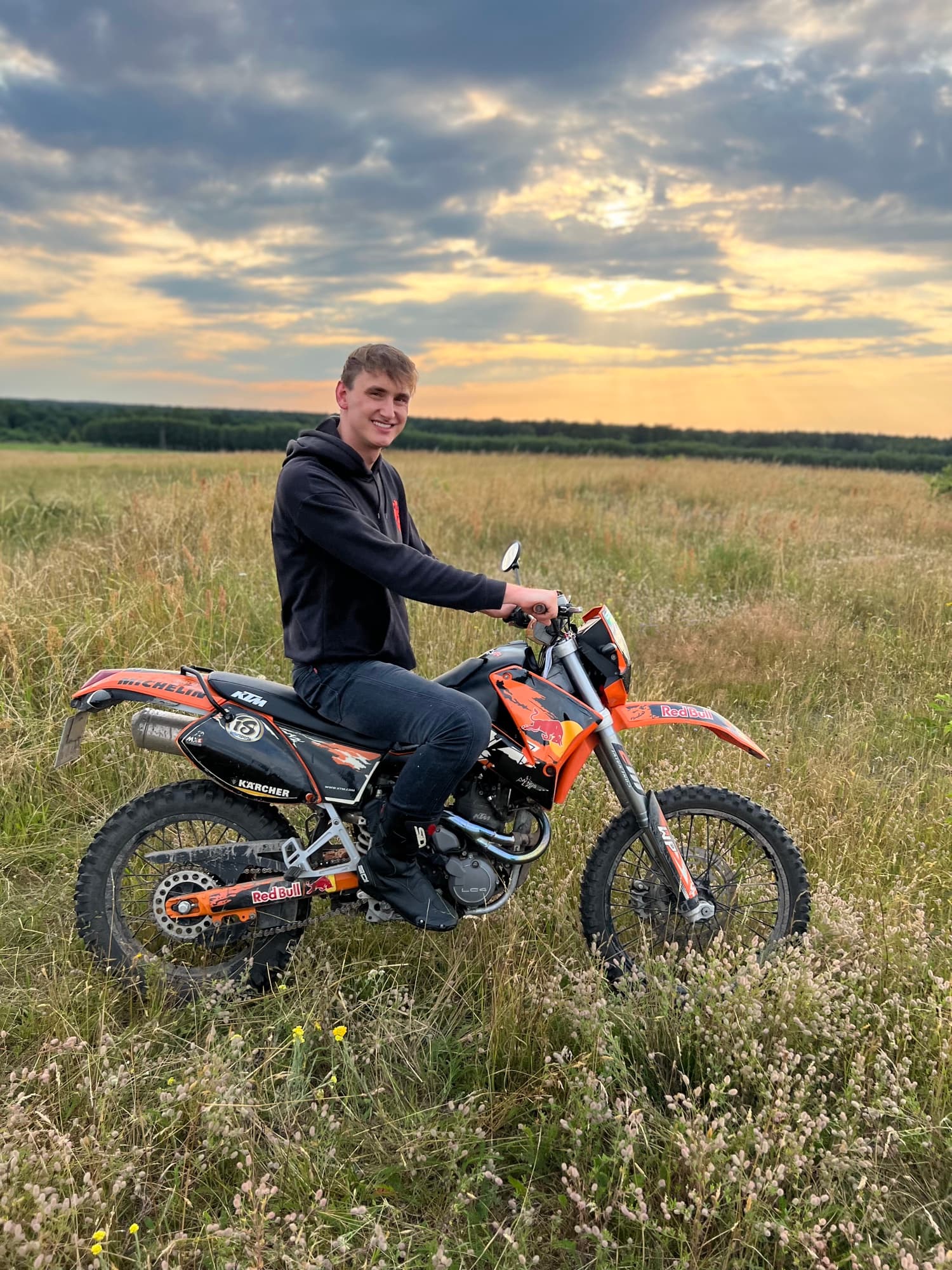 Motor KTM i zachod slonca nad lacami