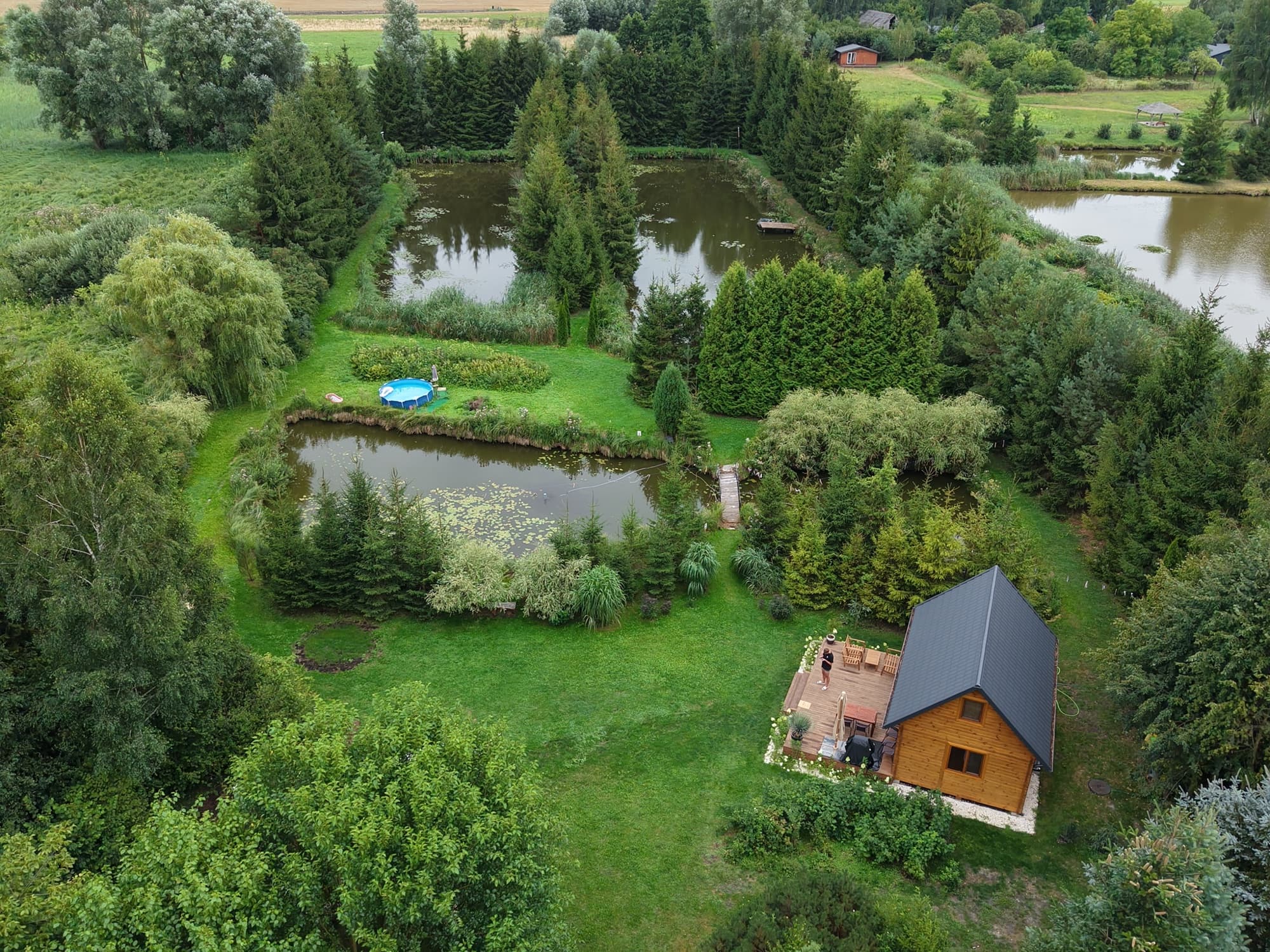 Posesja z drona — domek wśród stawów