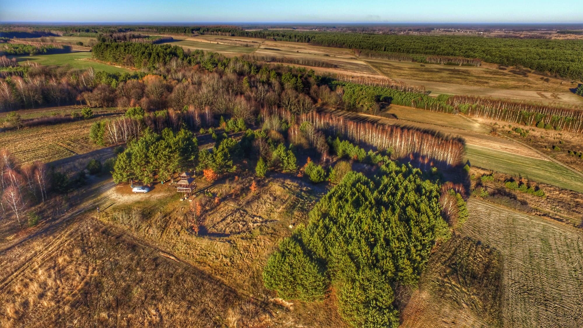 Posesja Nadbuzanskiego Zakatka z drona — domek wśrod lasow