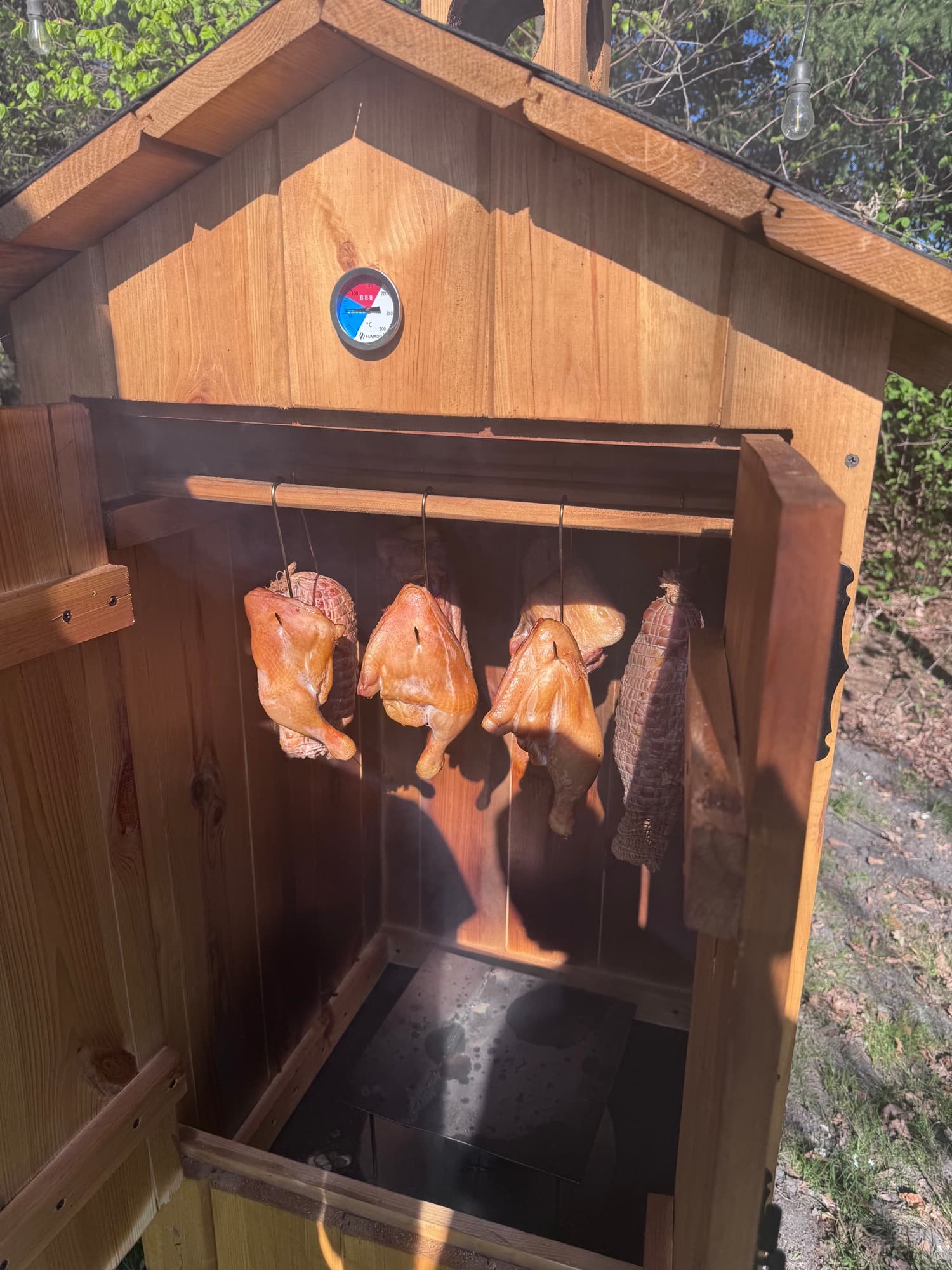 Wedzarnia z wedzonym miesem i rybami