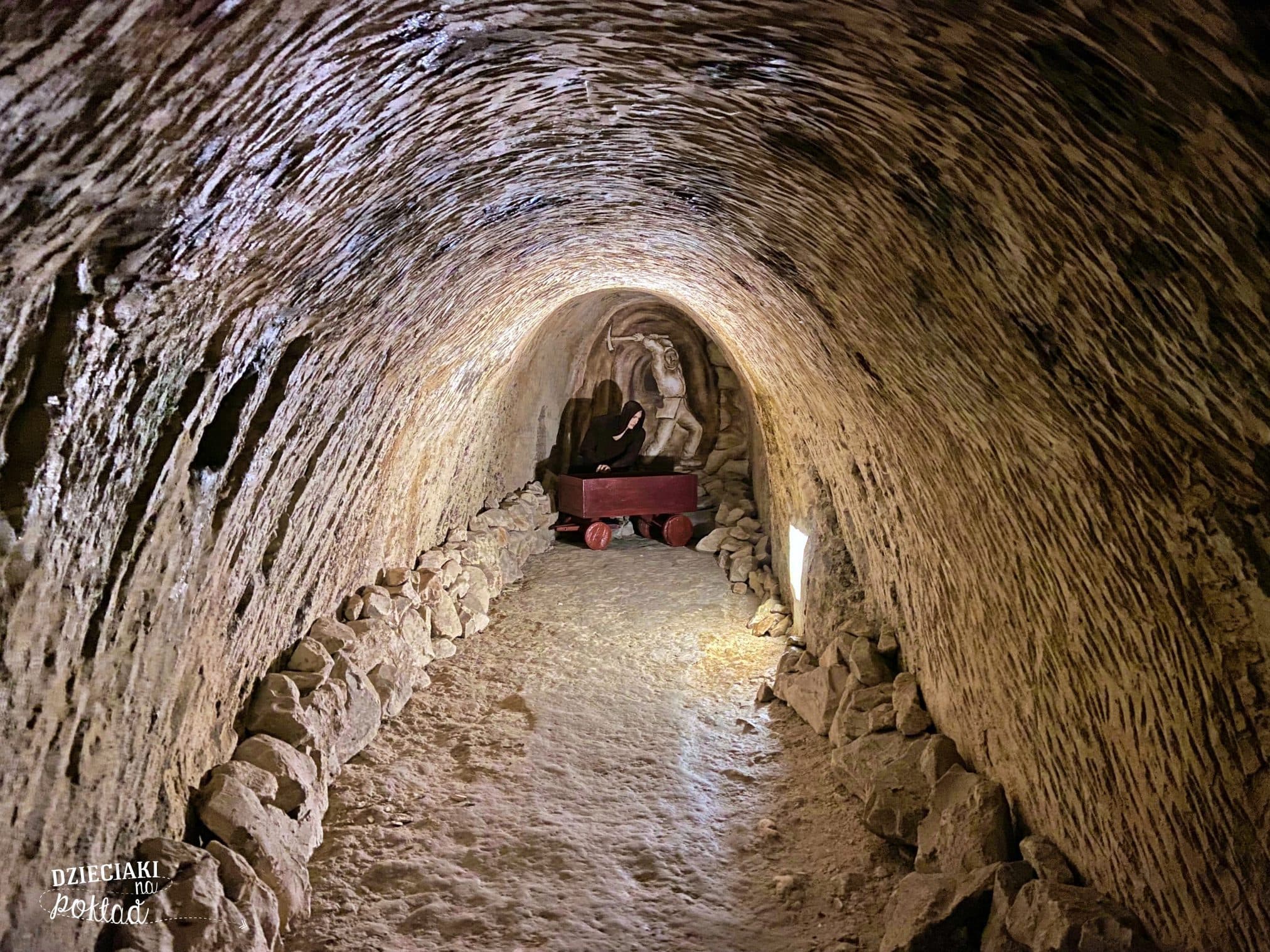 Korytarz Podziemi Kredowych w Chełmie — wydrążony w kredzie tunel z figurą górnika i wózkiem