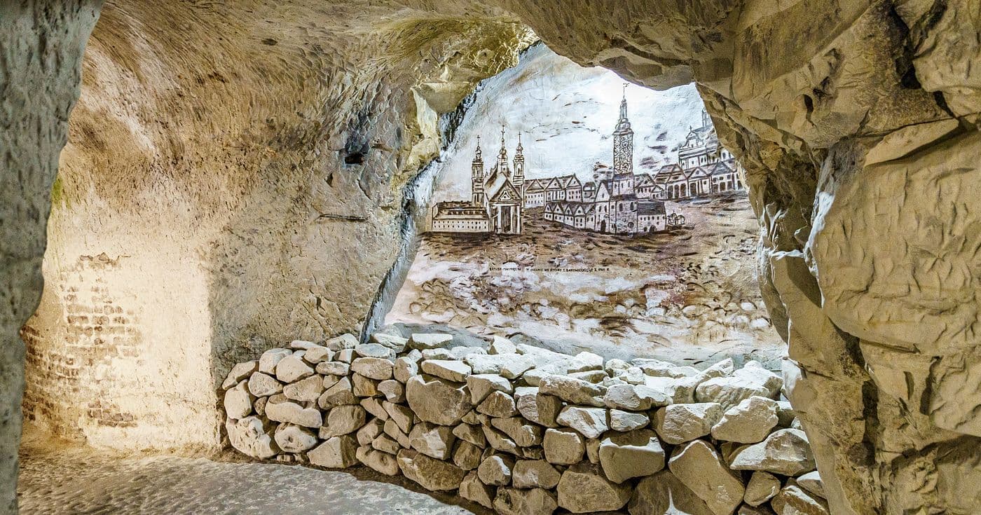 Podziemia Kredowe w Chełmie — mural z panoramą historycznego Chełma wyryty w kredowej ścianie